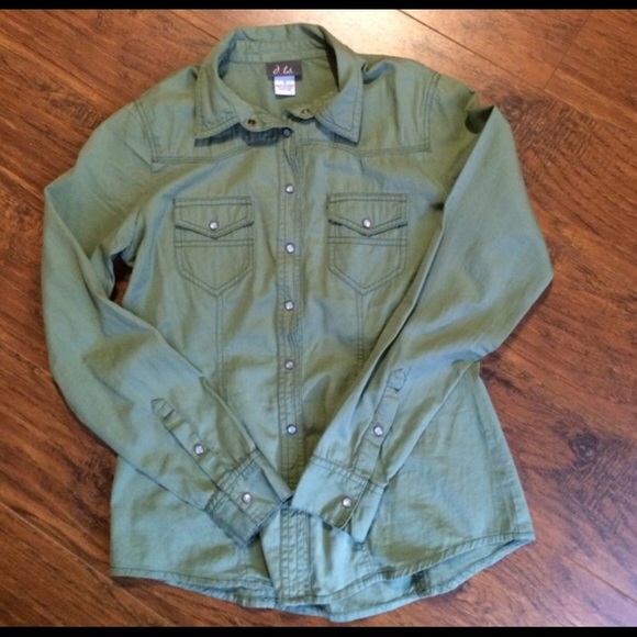 ✨Olive Button Up Shirt - Picture 2 of 4